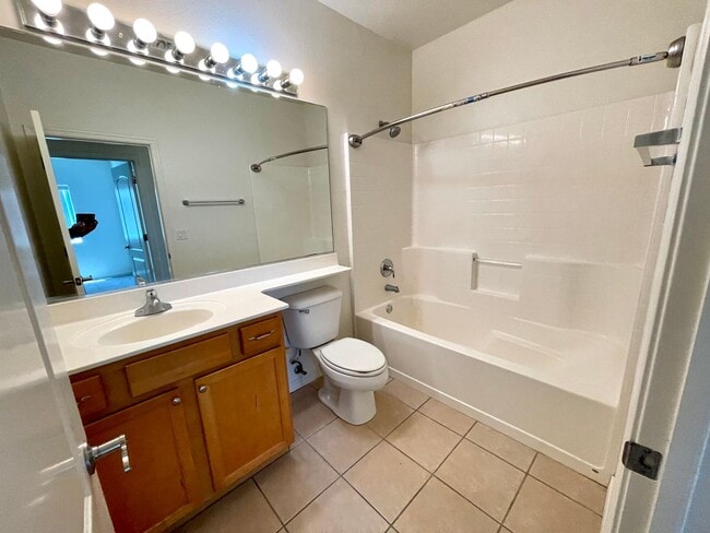 Building Photo - Great 3 Bedroom Duplex near the Kingman Hospital!