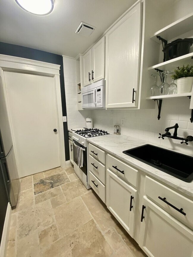 Building Photo - Camarillo- Stylish One Bedroom off Main House