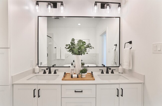 Building Photo - 1018A W 15th 1/2 St