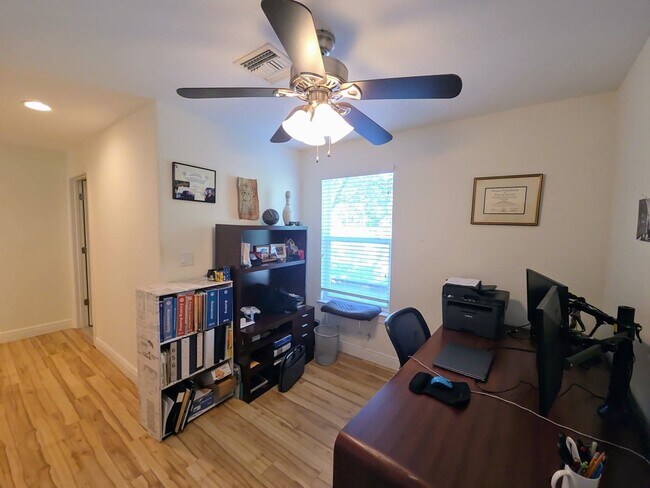 Building Photo - 857 10th Ave S