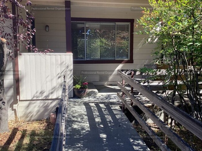 Building Photo - Spacious & cheerfully bright large single-...