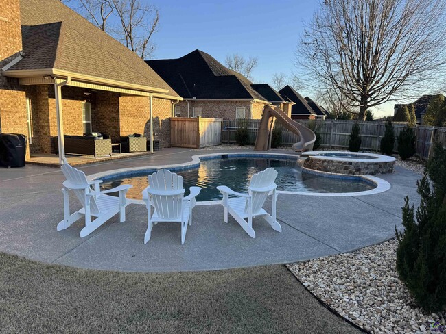 Building Photo - 305 Taylor Elaine Dr