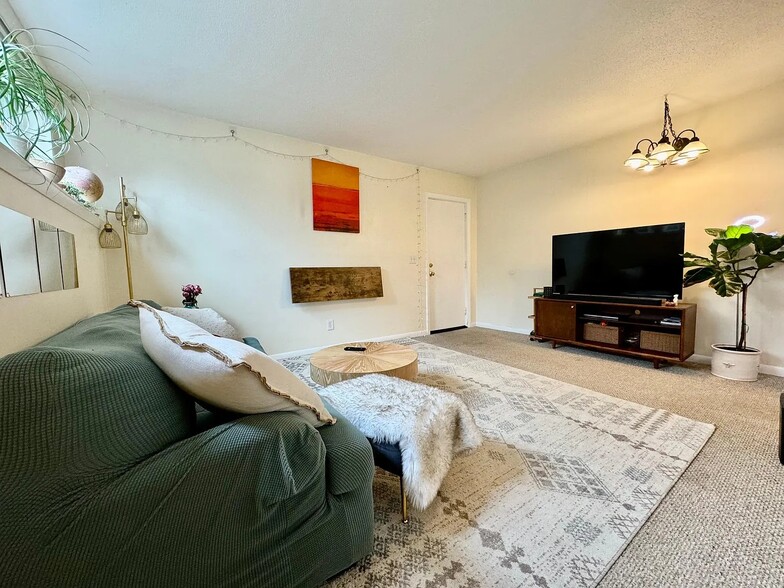 Living room - 20 School Ave