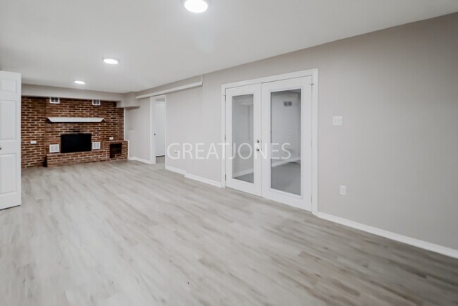 Building Photo - NOW OFFERING 1/2 MONTH FREE WITH SIGNED LE...