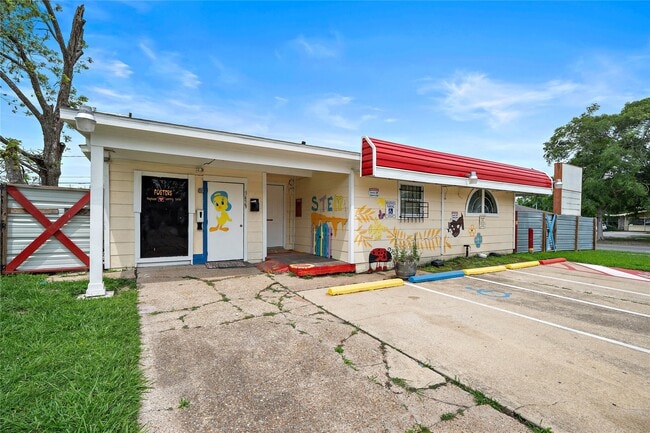 Building Photo - 5639 Overdale St