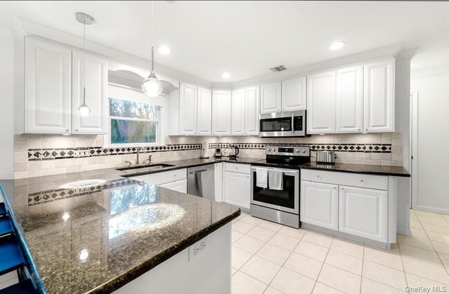 Building Photo - 212 Fairway Dr