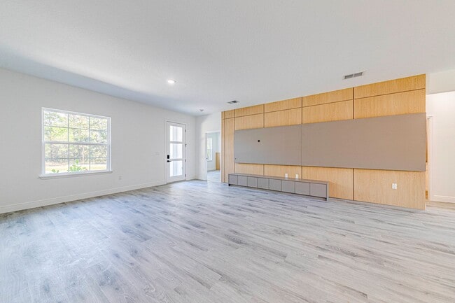 Building Photo - FOR RENT