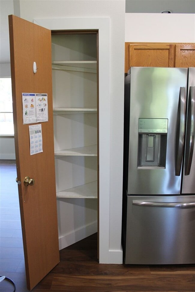 Building Photo - 3 Bedroom, 2 Bathroom House in Burlington!