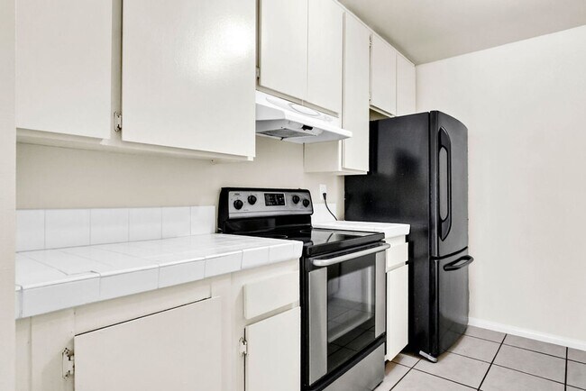 Building Photo - Spacious three bedroom with office in Prim...