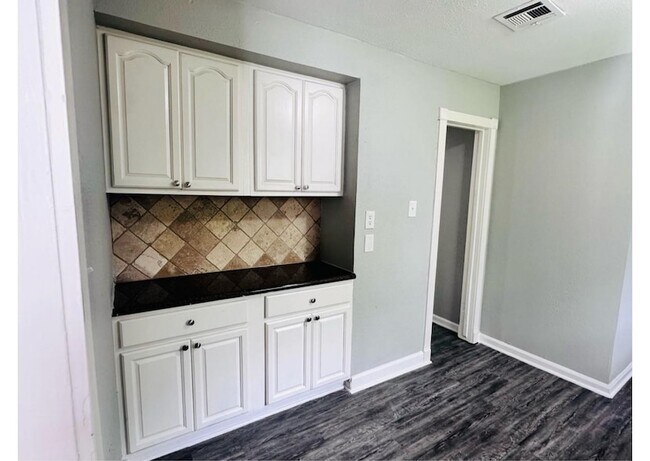 Building Photo - 4914 Kelso St