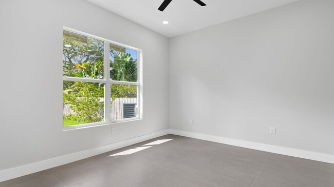 Building Photo - 1214 NW 4th Ave