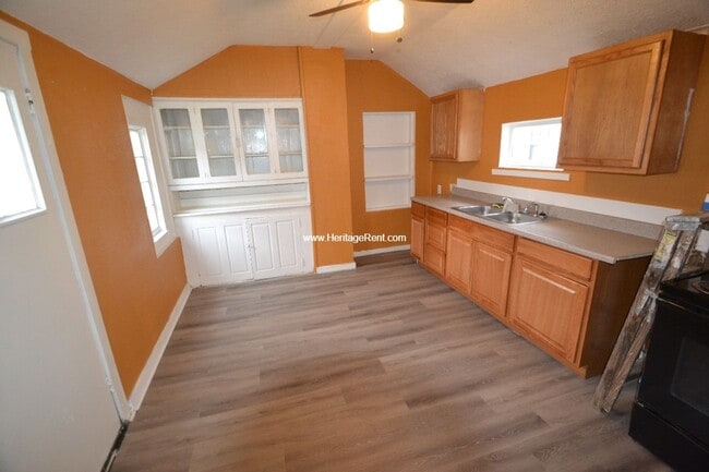 Building Photo - Recently updated 3 bed 1 bath in hamilton
