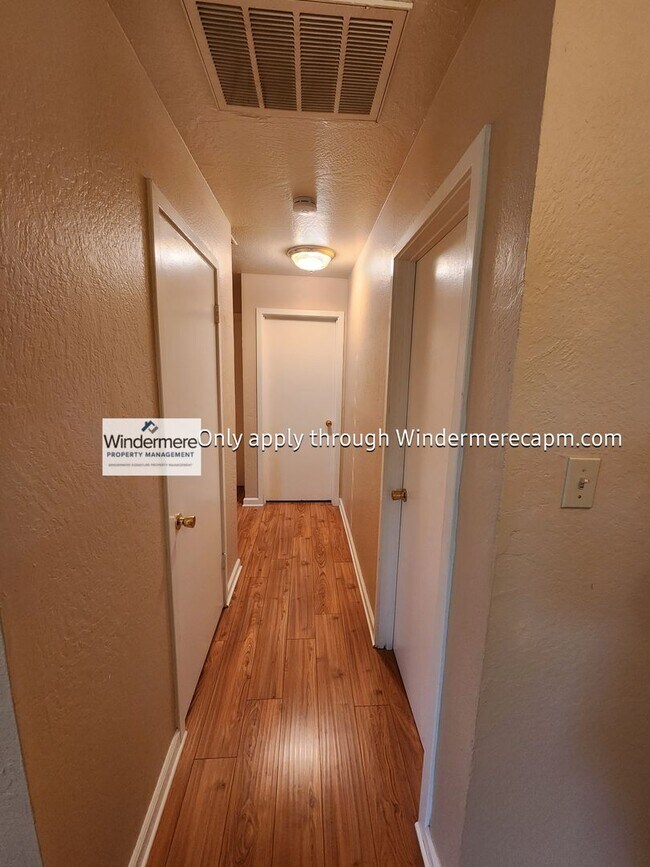 Building Photo - Orangevale Home Available Now!