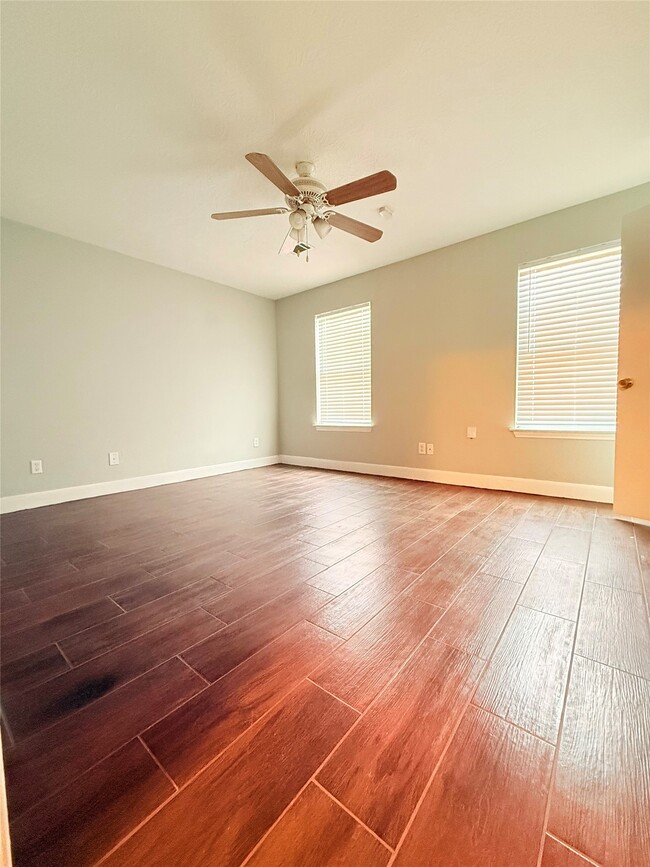 Building Photo - 320 Willowick St