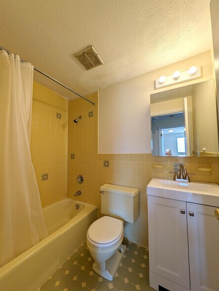 Building Photo - 82 Newbury St