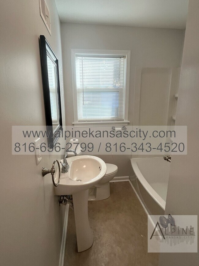 Building Photo - Spacious Gladstone Ranch!