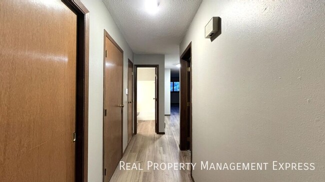 Building Photo - Spacious 2 Bedroom Apartment with Modern U...