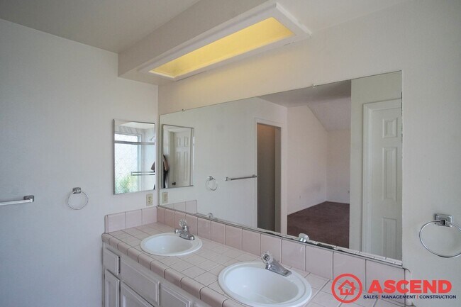 Building Photo - Lovely Home In Southwest Bakersfield!