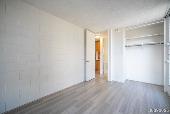 Building Photo - $2600.00 | 2BD/1BA Condo ALL UTILITIES INC...