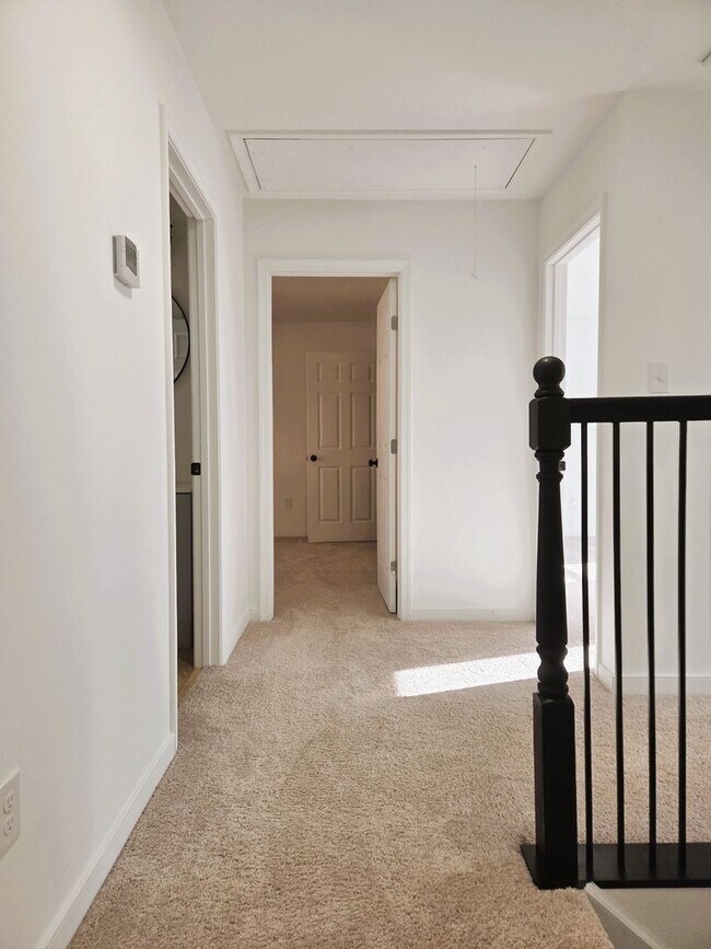 Building Photo - Large 3 story home located in Glenwood Park just minutes from downtown Richmond