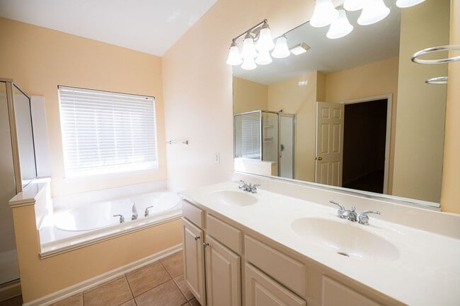 Building Photo - Stunning 6 bedroom 2.5 bathroom corner lot...