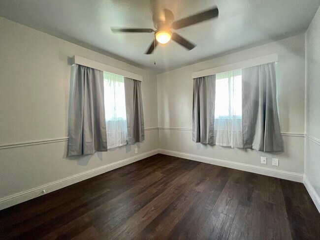 Building Photo - 325 W Center St