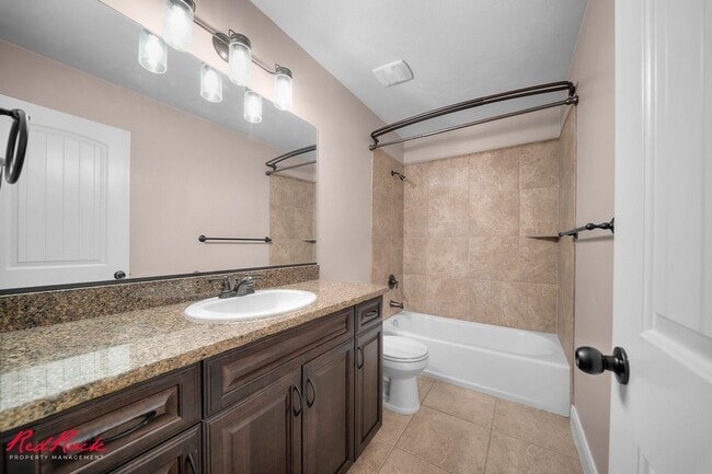 Building Photo - Charming 3 Bedroom Townhome