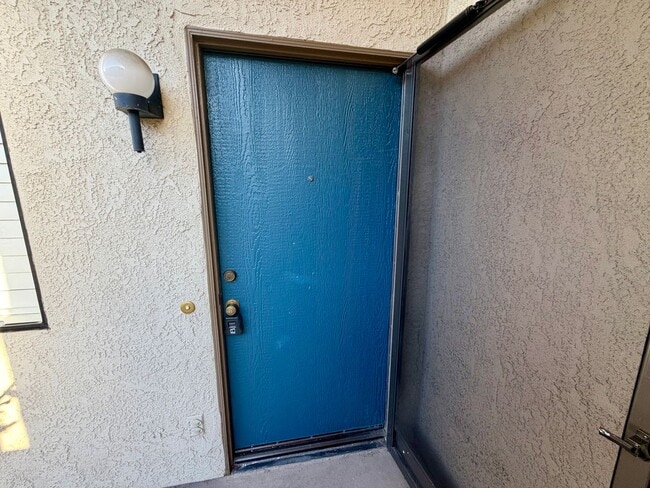 Building Photo - Light-filled, two-story 3-bedroom, 2.5-bath condo in the heart of Thousand Oaks!