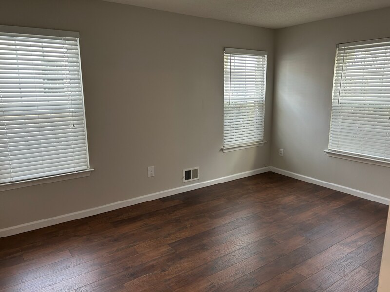 Building Photo - 149 Tulip Ln