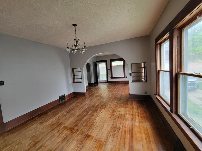 Building Photo - 534 Benton St