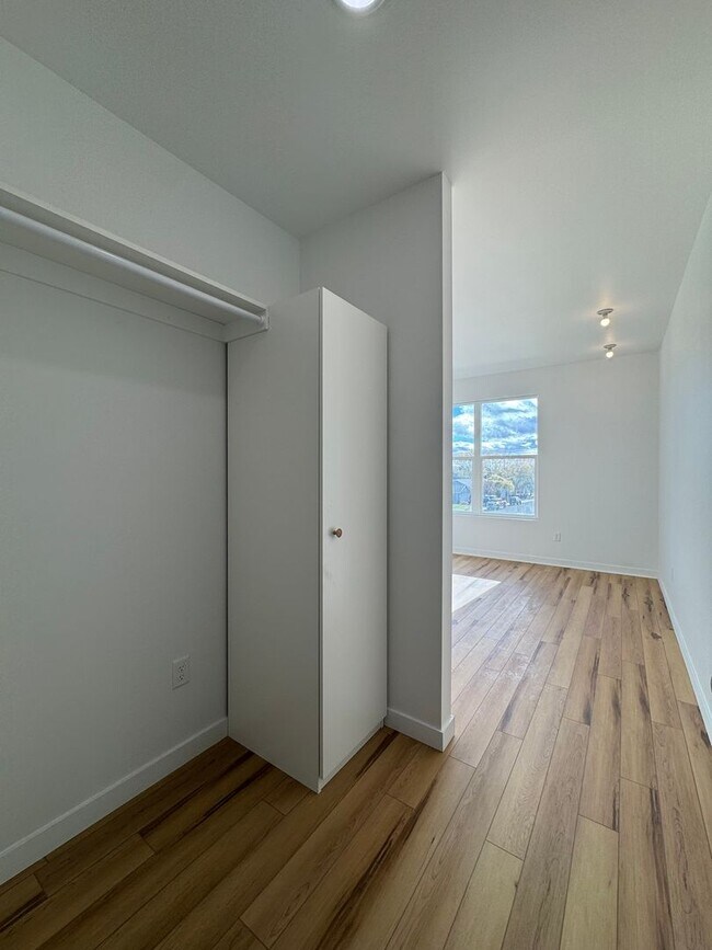 Building Photo - 4BR/3BA with Soaring Ceilings & Large Windows