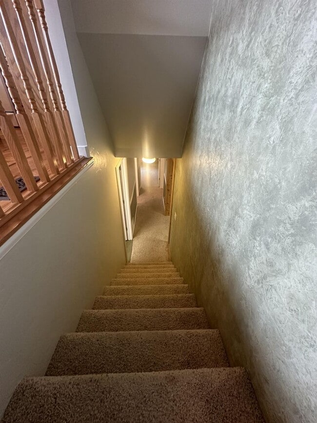 Building Photo - Cute country home available!