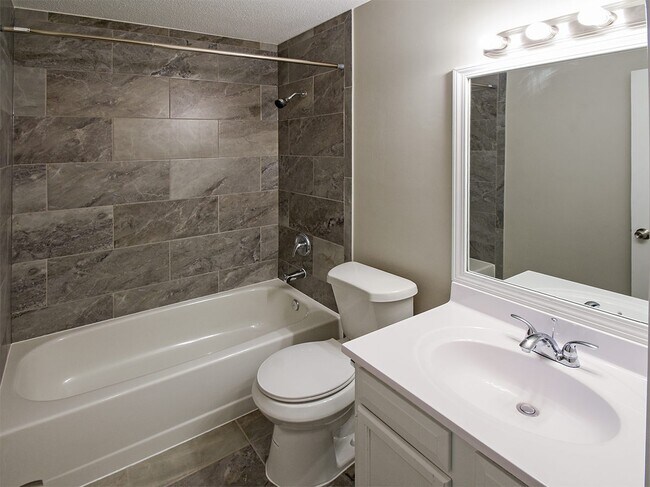 Building Photo - Updated and charming 3 bed, 2 bath with SU...