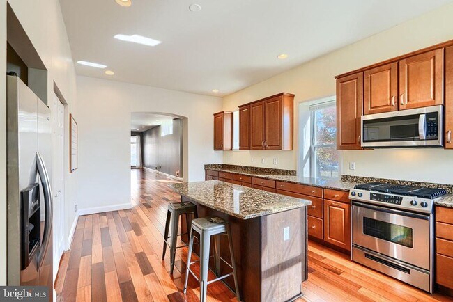 Building Photo - 2200 Brookfield Ave