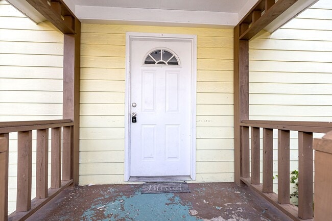 Building Photo - Cute 2 Bedroom Home