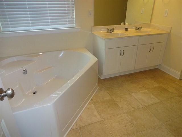Building Photo - 2049 Greenfern Ct