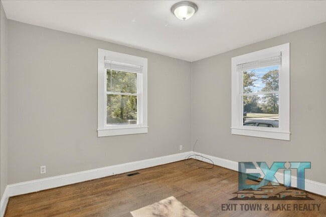 Building Photo - 2 Bedroom & 1 Bathroom Home