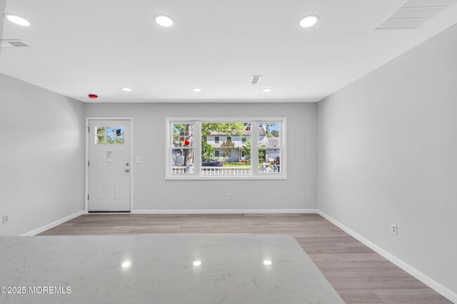 Building Photo - 1624 Joffre Rd