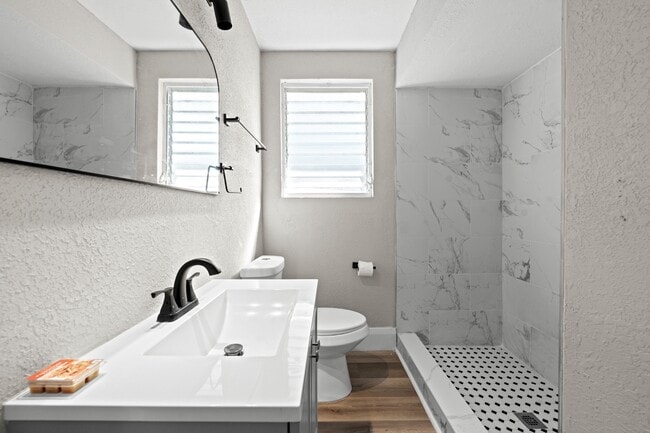 Building Photo - 1010 E Lake Ave