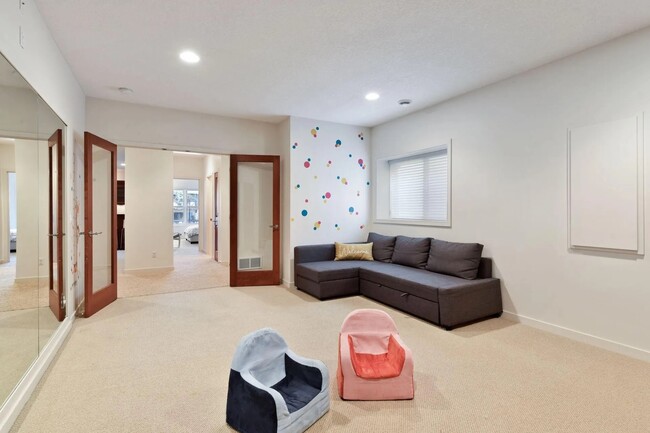Building Photo - 6484 Ivy Way