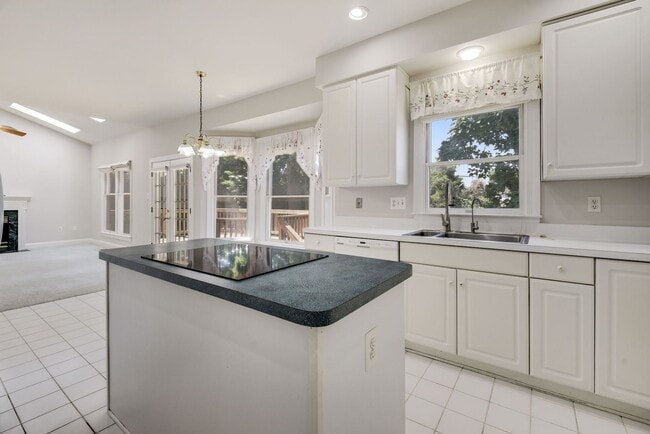 Building Photo - 3 Bed 2 Full Bath 2 Half Bath - Silver Spr...
