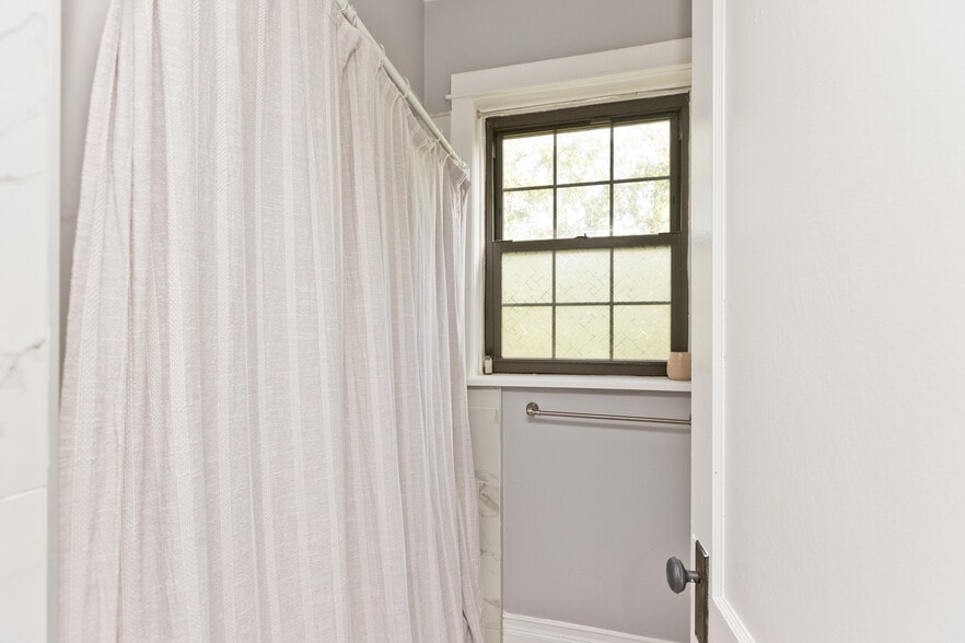 Building Photo - 3253 N Kenmore Ave