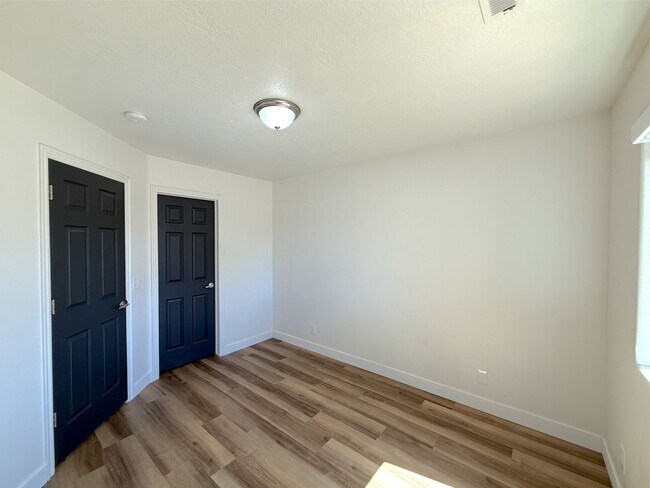 Building Photo - 3 bed, 2 bath home with 2 car garage