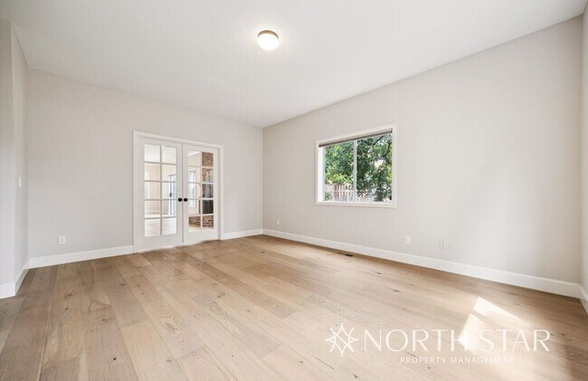 Building Photo - Westlake Traditional with Private, Level B...