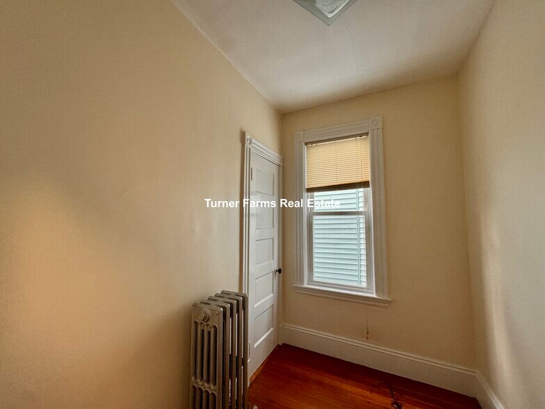 Building Photo - 144 Hillside St