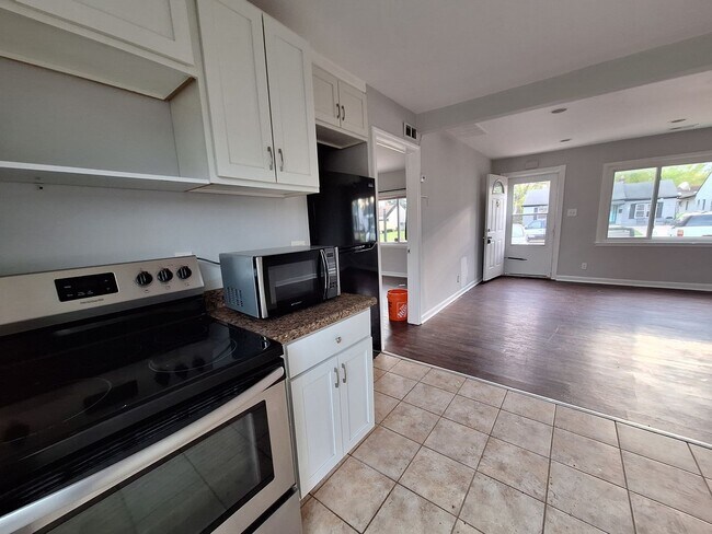 Building Photo - Ready to be your next home!  Three bedroom ranch is beautiful Roseville