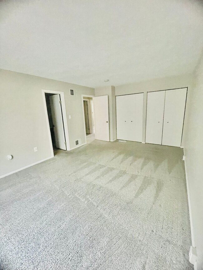 Building Photo - 3-Bedroom 2.5 bath Townhome in Imperial – Style, Space & Sophistication