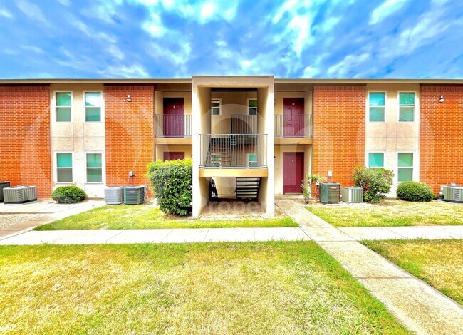 Building Photo - 410 Bryan St