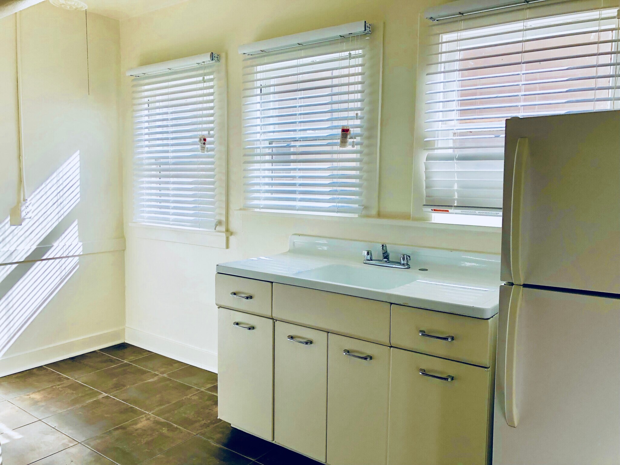 Retro Kitchen - 1134 N Gardner St