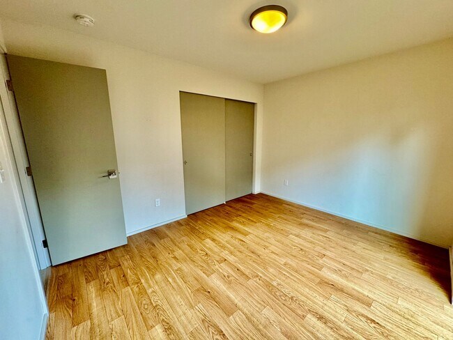 Building Photo - Location! Location! Modern 3 bed, 2.5 bath, Townhome near Greenlake!